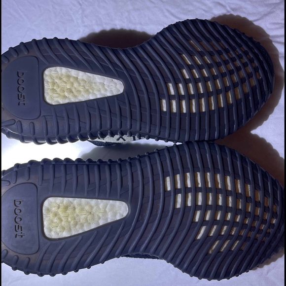 YEEZY BOOST 350 V2 ‘Oreo’ - Picture 6 of 7